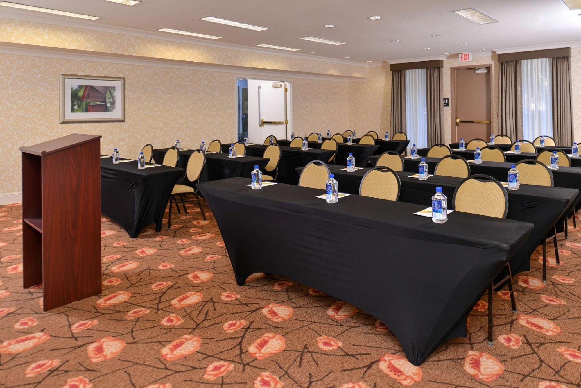 Hilton Garden Inn Addison Luaran gambar