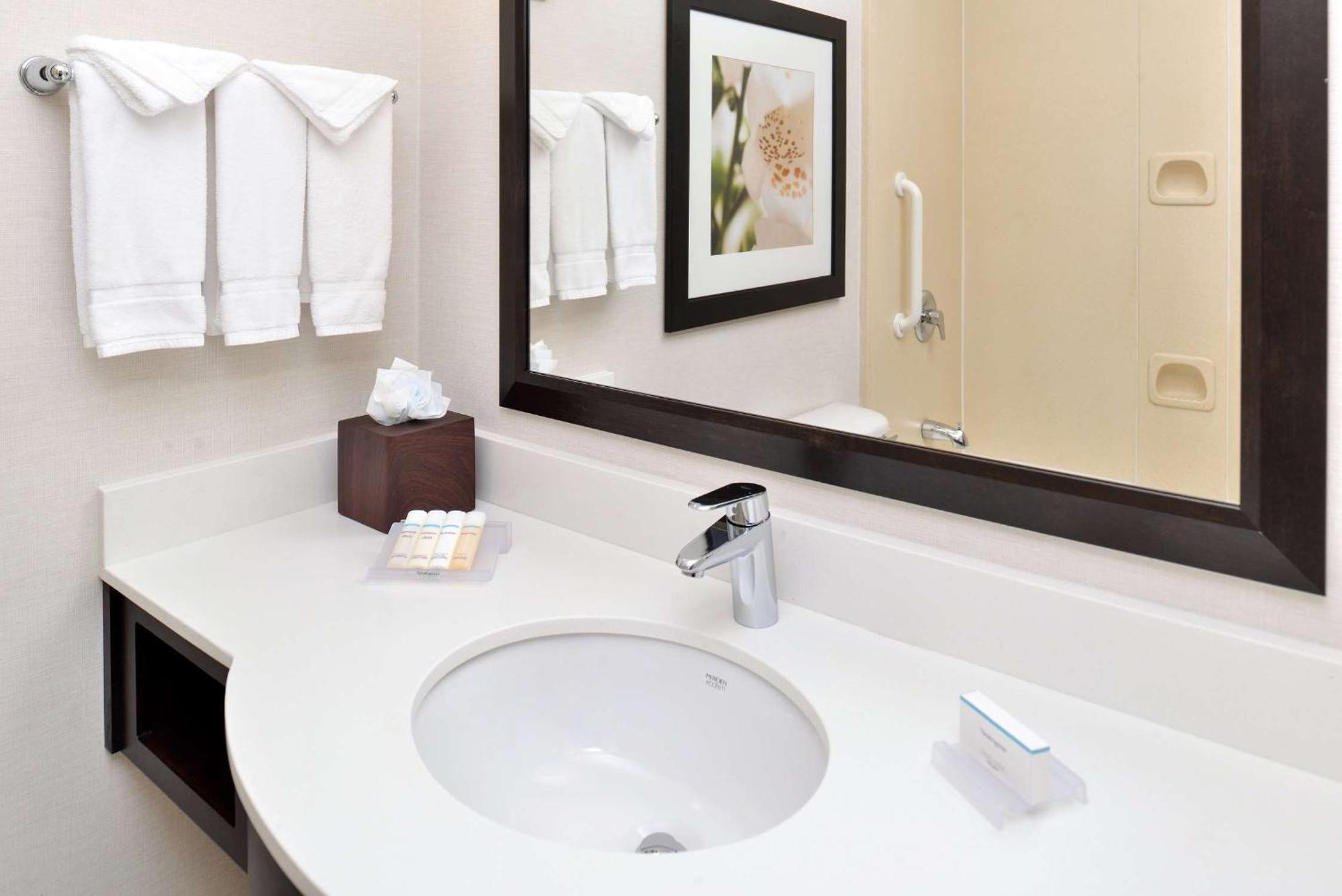 Hilton Garden Inn Addison Luaran gambar