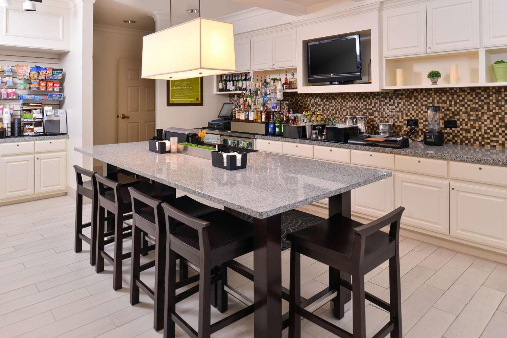 Hilton Garden Inn Addison Luaran gambar
