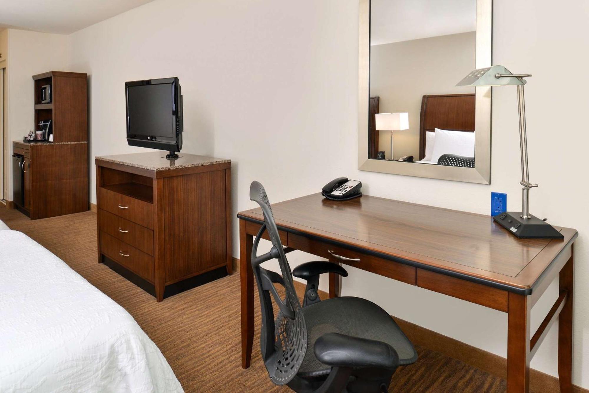 Hilton Garden Inn Addison Luaran gambar