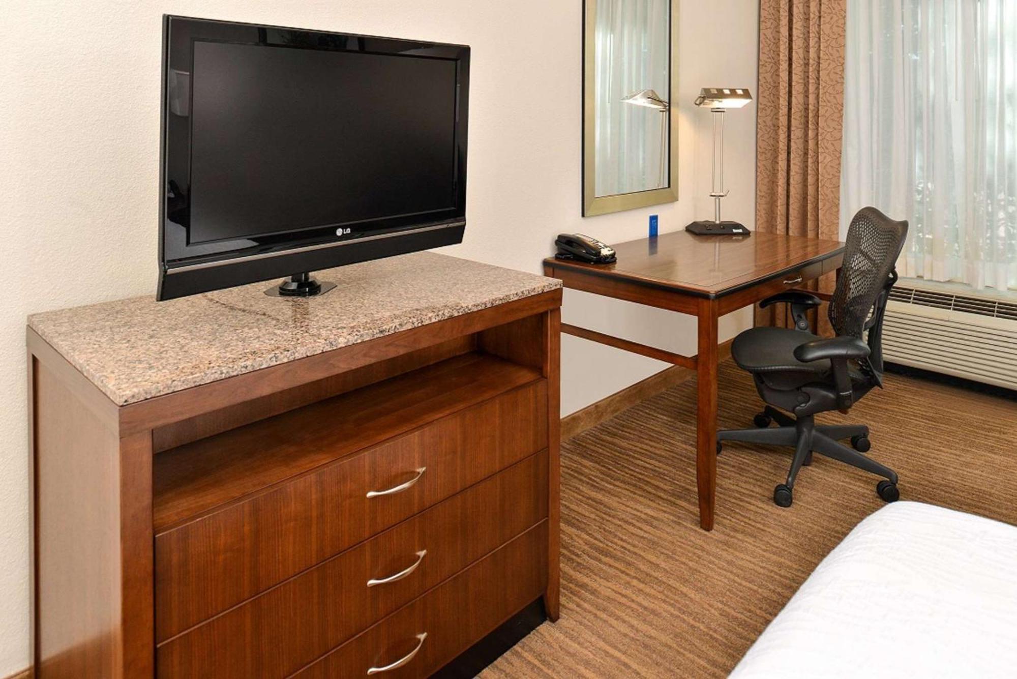 Hilton Garden Inn Addison Luaran gambar