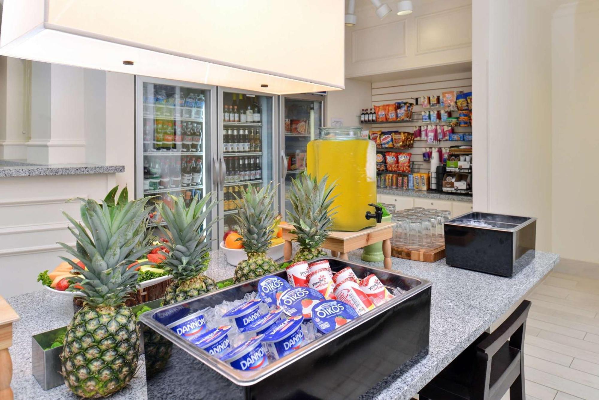 Hilton Garden Inn Addison Luaran gambar