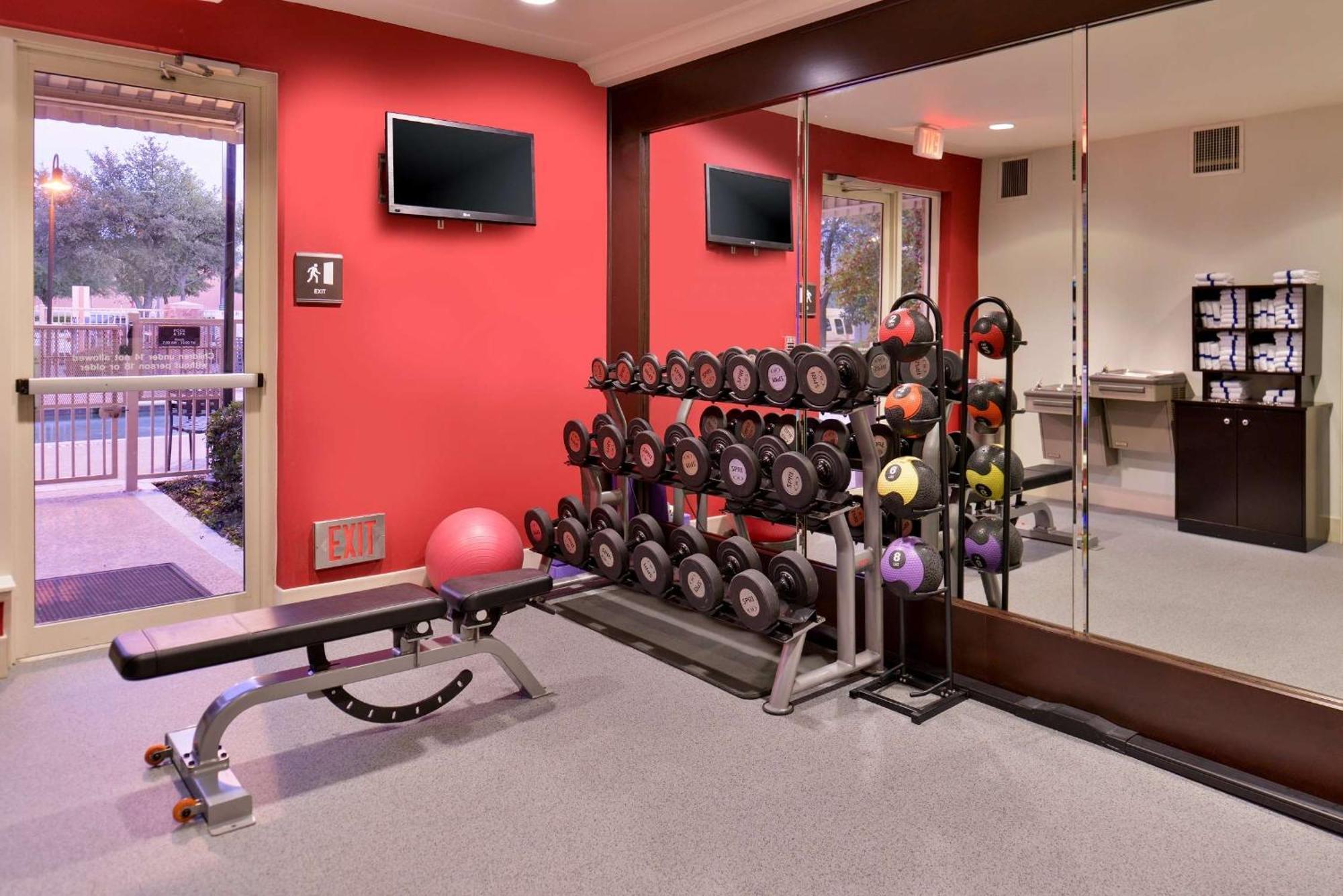 Hilton Garden Inn Addison Luaran gambar
