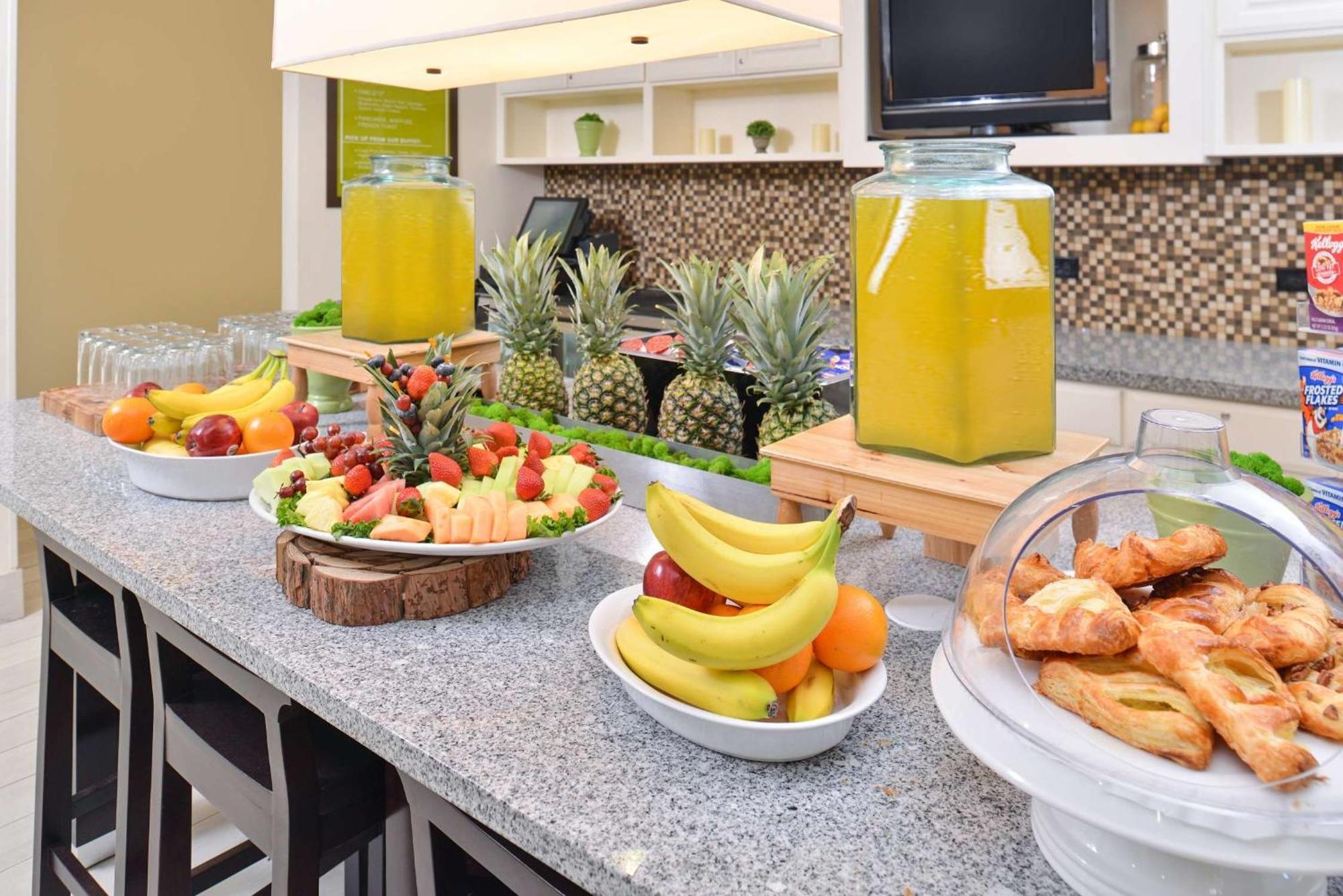 Hilton Garden Inn Addison Luaran gambar
