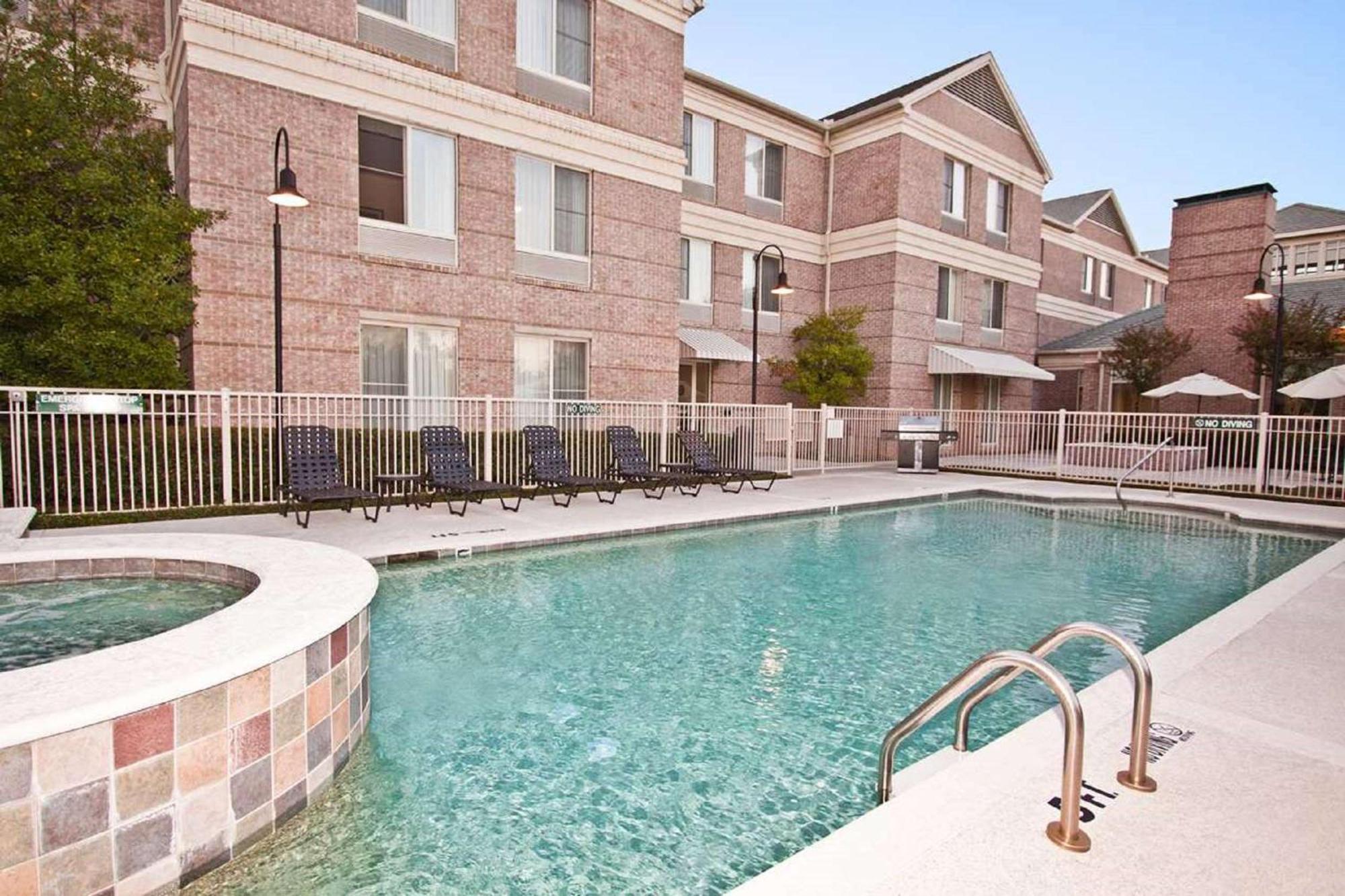 Hilton Garden Inn Addison Luaran gambar