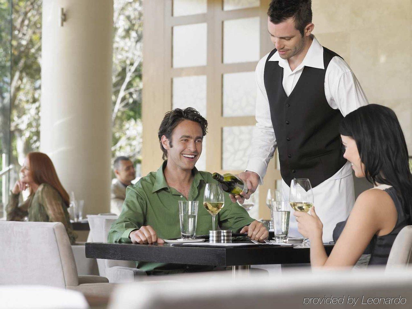 Hilton Garden Inn Addison Restoran gambar